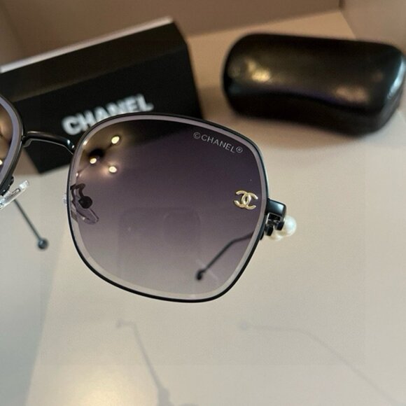 CHANEL Women\'s Black Sunglasses